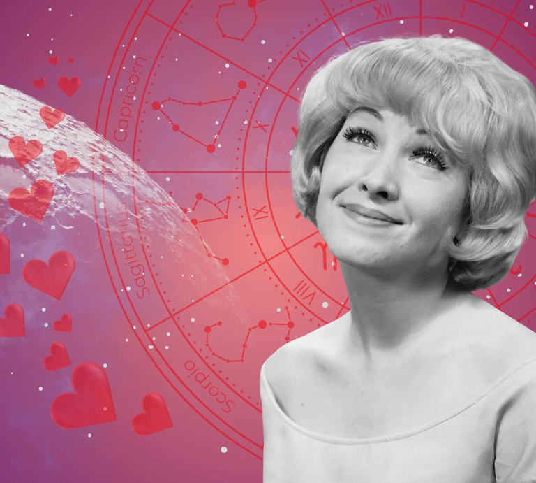 Lächelnde Frau blickt verträumt nach oben, vor einem pink-lilafarbenen Hintergrund mit Mond, roten Herzen und astrologischem Sternzeichenkreis – Symbolbild für ein Singlehoroskop. | © Getty Images/ George Marks, WinWin.artlab, sceptical cactus, OyoyStudio, kucingpink/ mohamad imron hamsyah und SivStockMedia via Canva.com [M]