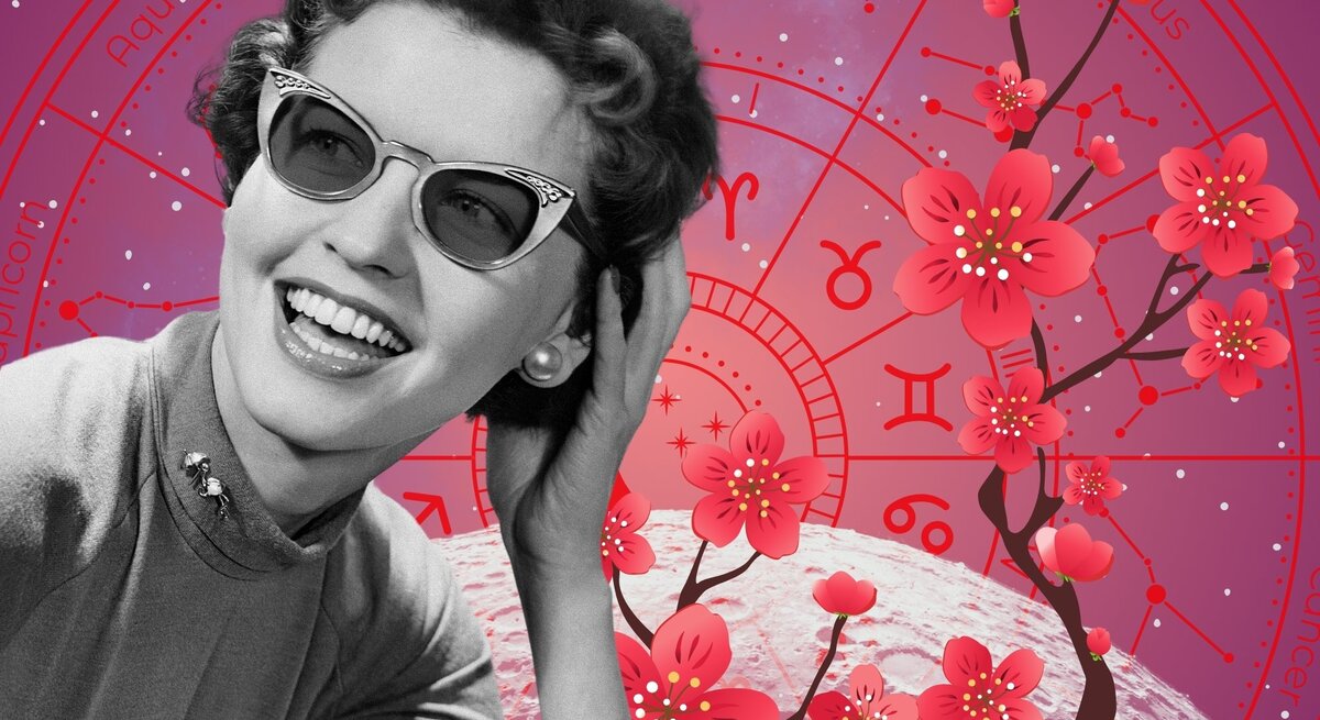 Schwarz-weiß Porträt einer lachenden Frau mit Retro-Sonnenbrille, im Hintergrund ein astrologisches Horoskop-Rad und blühende Kirschblüten vor pink-violettem Sternenhimmel. Symbolisiert Glück und Optimismus in Verbindung mit Sternzeichen.