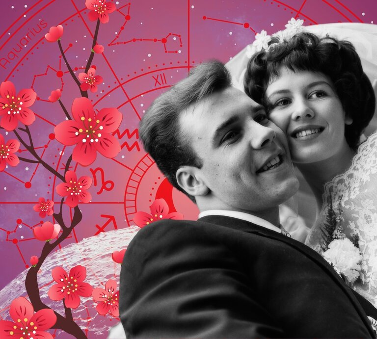 Hochzeitsfoto eines jungvermählten Paares in Schwarz-Weiß, sie trägt ein Spitzenkleid, beide lächeln glücklich. Im Hintergrund astrologisches Horoskop-Rad und florale Elemente. Symbolbild für Liebe, Partnerschaft und Ehe unter dem Sternzeichen-Einfluss. | © Getty Images/ Popperfoto, WinWin.artlab, sceptical cactus, OyoyStudio, kucingpink/ mohamad imron hamsyah und Atstock Productions via Canva.com [M]