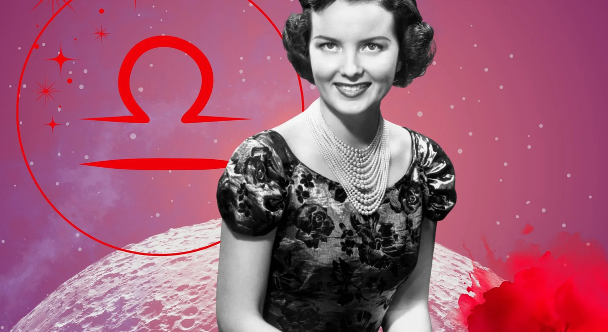 Monatshoroskop für das Sternzeichen Waage: Illustration eine Frau im Retrostil vor einem pink-lilafarbenen Weltraumhintergrund mit Sternenhimmel und Mond. Rechts unten im Bild eine rote Mohnblume. Links oben in einem Kreis ist das rote Symbol des Tierkreiszeichens Waage. 