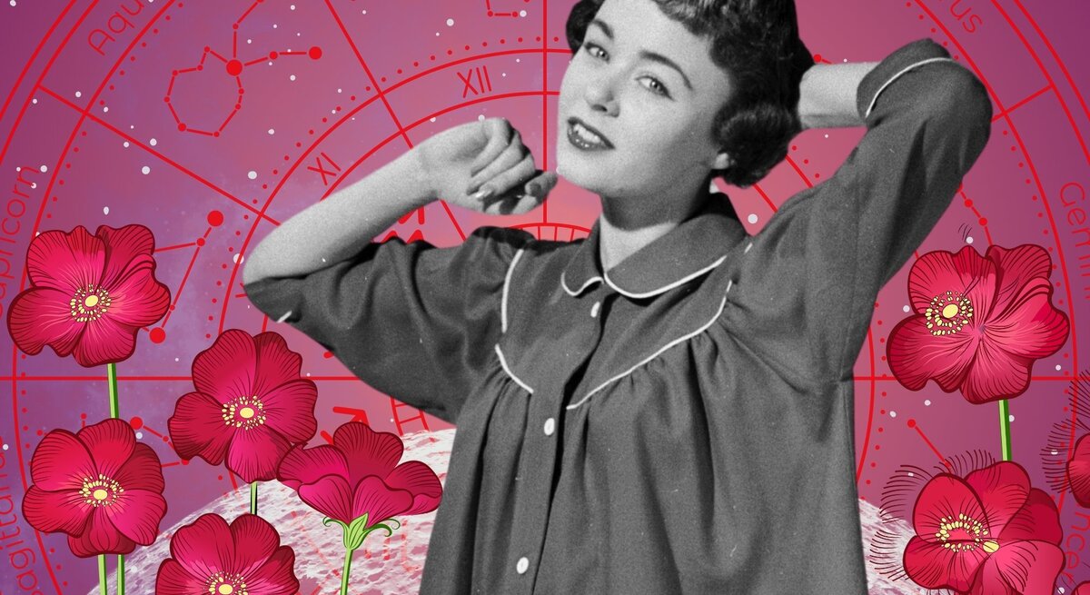 Retro-Fotografie einer lächelnden Frau im Nachthemd, die sich entspannt streckt. Umgeben von gezeichneten pinken Blüten auf einem astrologischen Hintergrund mit Sternzeichen – steht für Unbeschwertheit und astrologischen Wochenstart.