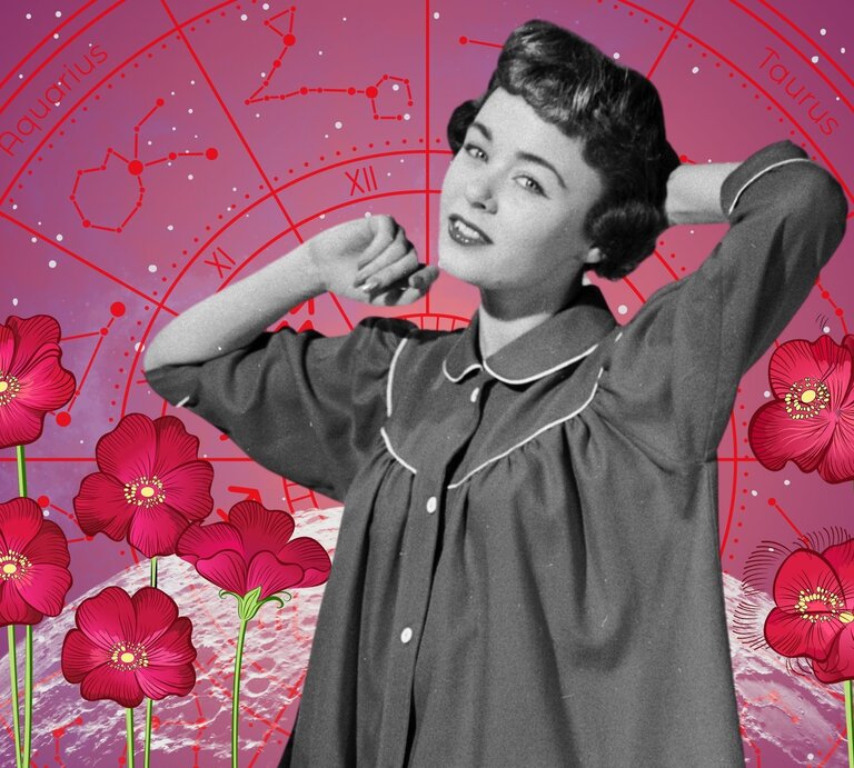Retro-Fotografie einer lächelnden Frau im Nachthemd, die sich entspannt streckt. Umgeben von gezeichneten pinken Blüten auf einem astrologischen Hintergrund mit Sternzeichen – steht für Unbeschwertheit und astrologischen Wochenstart. | © Getty Images/ Chaloner Woods, WinWin.artlab, sceptical cactus, OyoyStudio, kucingpink/ mohamad imron hamsyah und nellivalova via Canva.com [M]