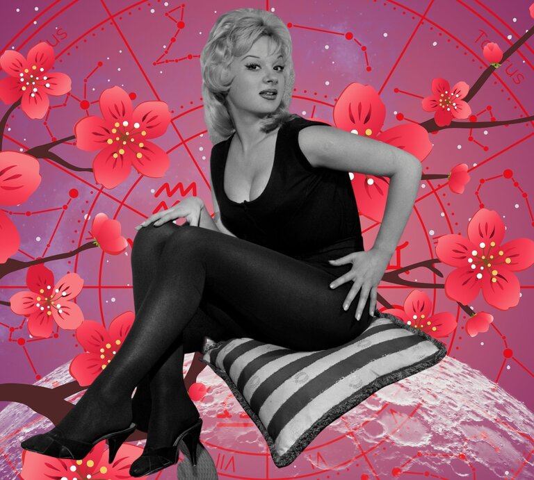 Frau im Vintage-Stil sitzt selbstbewusst auf einem gestreiften Kissen vor einem kosmischen Tierkreis mit rosa Blüten – Bildsymbol für Glück, Ausstrahlung und kosmisches Selbstvertrauen. | © Getty Images/ Popperfoto, WinWin.artlab, sceptical cactus, OyoyStudio, kucingpink/ mohamad imron hamsyah und Atstock Productions via Canva.com [M]
