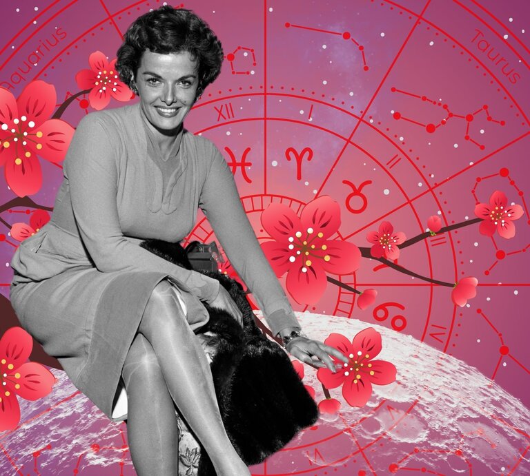 Schwarz-weißes Porträt einer Frau in Business-Kleidung mit freundlichem Blick, vor einem astrologischen Rad mit Kirschblüten – steht für beruflichen Erfolg, Ausstrahlung und astrologisch unterstützte Jobchancen. | © Getty Images/ Popperfoto, WinWin.artlab, sceptical cactus, OyoyStudio, kucingpink/ mohamad imron hamsyah und Atstock Productions via Canva.com [M]