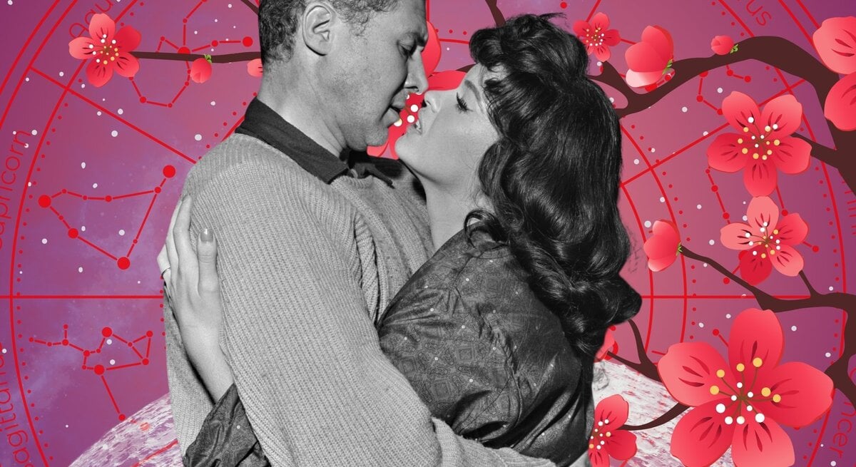 Schwarz-weißes Vintage-Foto eines sich innig umarmenden Paares vor einem rosafarben-violetten astrologischen Hintergrund mit Tierkreiszeichen und blühenden Kirschblüten – symbolisiert Liebe, Nähe und romantische Verbundenheit.“
