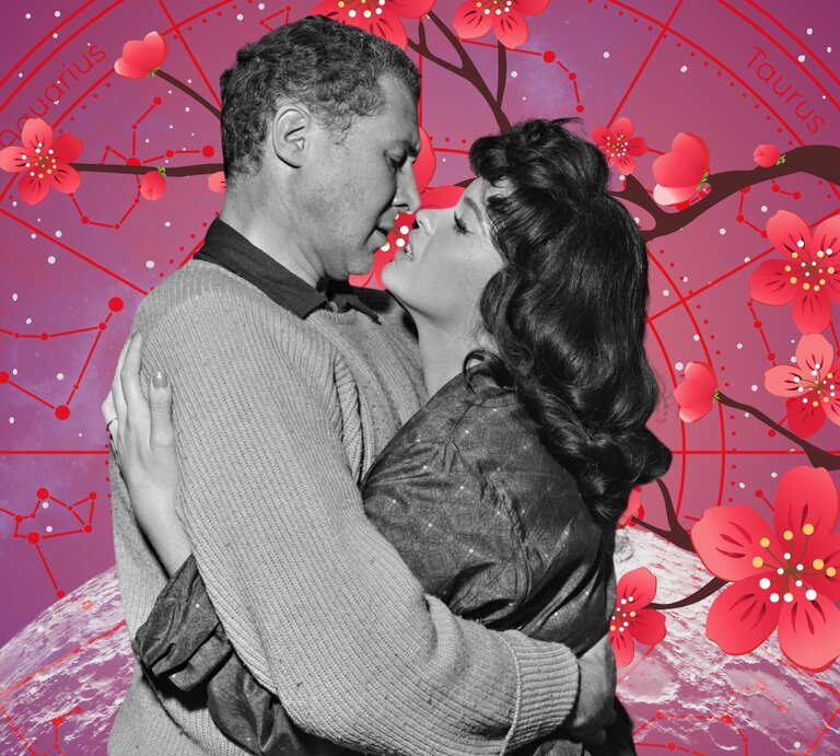 Schwarz-weißes Vintage-Foto eines sich innig umarmenden Paares vor einem rosafarben-violetten astrologischen Hintergrund mit Tierkreiszeichen und blühenden Kirschblüten – symbolisiert Liebe, Nähe und romantische Verbundenheit.“ | © Getty Images/ Popperfoto, WinWin.artlab, sceptical cactus, OyoyStudio, kucingpink/ mohamad imron hamsyah und Atstock Productions via Canva.com [M]
