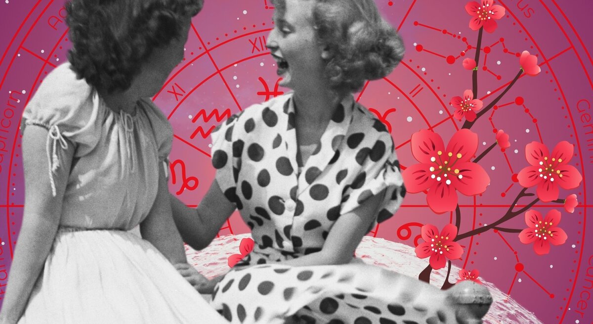 Zwei Frauen in Vintage-Kleidern lachen miteinander, der Hintergrund zeigt astrologische Sternzeichen und blühende Äste – vermittelt Leichtigkeit, Freude und spielerische Flirtenergie.“