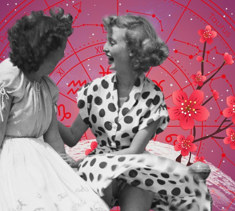 Zwei Frauen in Vintage-Kleidern lachen miteinander, der Hintergrund zeigt astrologische Sternzeichen und blühende Äste – vermittelt Leichtigkeit, Freude und spielerische Flirtenergie.“ | © Getty Images/ Bert Hardy, WinWin.artlab, sceptical cactus, OyoyStudio, kucingpink/ mohamad imron hamsyah und Atstock Productions via Canva.com [M]