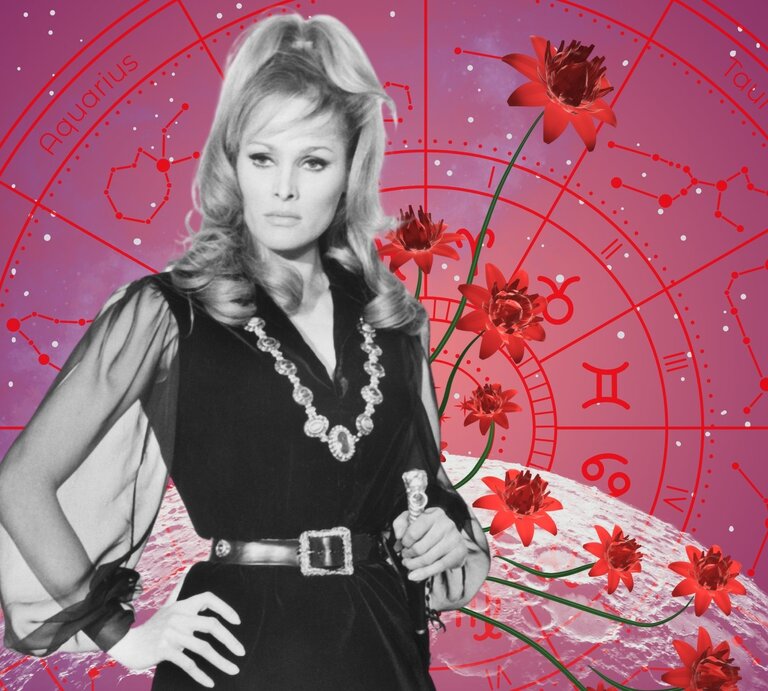 Stilvolles Porträt einer Frau im Vintage-Look mit Gürtelkleid und opulentem Schmuck, im Vordergrund leuchtend rote Blumen, dahinter der Tierkreis mit Sternzeichen auf pink-violettem Sternenhimmel – steht für Selbstbewusstsein und Schicksalsfragen. | © Getty Images/ Screen Archives, WinWin.artlab, sceptical cactus, OyoyStudio, kucingpink/ mohamad imron hamsyah und AnnKu via Canva.com [M]