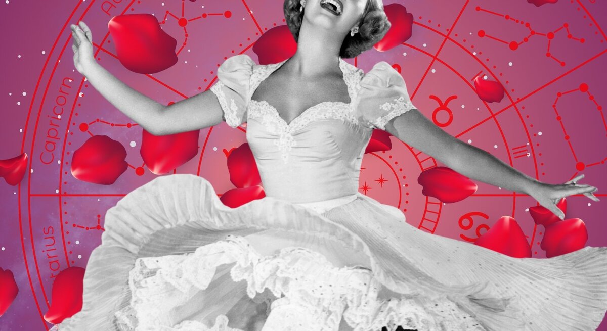 Schwarz-weißes Foto einer fröhlich tanzenden Frau im Retro-Stil mit wehender Rüschenrobe, vor einem rosa-violetten Hintergrund mit Tierkreiszeichen und fliegenden Rosenblättern – symbolisiert Glück und Leichtigkeit.