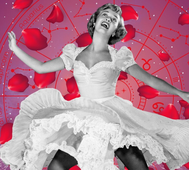 Schwarz-weißes Foto einer fröhlich tanzenden Frau im Retro-Stil mit wehender Rüschenrobe, vor einem rosa-violetten Hintergrund mit Tierkreiszeichen und fliegenden Rosenblättern – symbolisiert Glück und Leichtigkeit. | © Getty Images/ Screen Archives, WinWin.artlab, sceptical cactus, OyoyStudio, kucingpink/ mohamad imron hamsyah und Vik_Y via Canva.com [M]