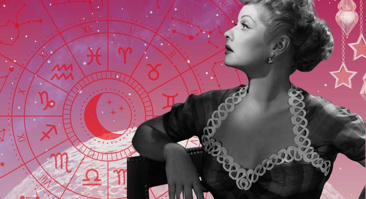 Eine stilisierte Collage mit astrologischem und retroästhetischem Flair: Im Vordergrund ist eine schwarz-weiß Fotografie einer Frau, die auf einem Stuhl sitzt und nach oben schaut. Im Hintergrund befindet sich ein rosa-lila Universum mit Sternen und einer großen, runden astrologischen Tierkreis in Rot mit allen zwölf Sternzeichen. 