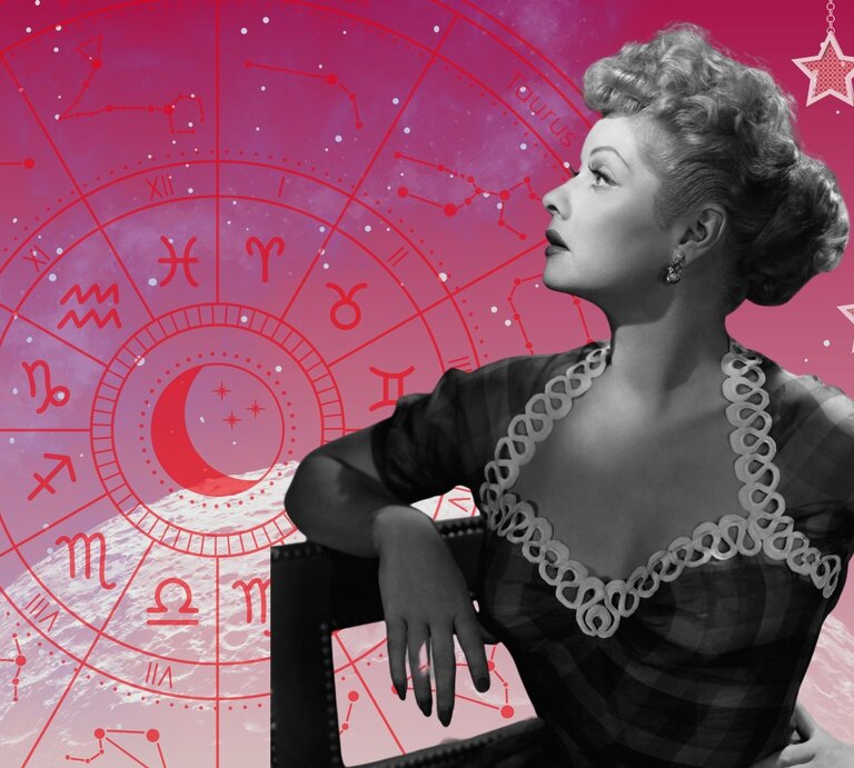Eine stilisierte Collage mit astrologischem und retroästhetischem Flair: Im Vordergrund ist eine schwarz-weiß Fotografie einer Frau, die auf einem Stuhl sitzt und nach oben schaut. Im Hintergrund befindet sich ein rosa-lila Universum mit Sternen und einer großen, runden astrologischen Tierkreis in Rot mit allen zwölf Sternzeichen.  | © Getty Images/ Screen Archives, WinWin.artlab, sceptical cactus, OyoyStudio, kucingpink/ mohamad imron hamsyah und mauliagusti via Canva.com [M]