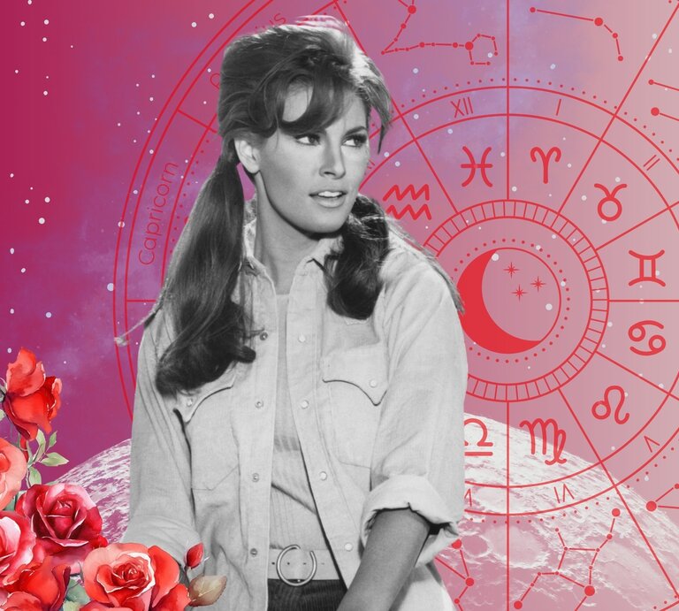 Eine stilisierte Collage mit astrologischem und retroästhetischem Flair: Im Vordergrund ist eine schwarz-weiß Fotografie einer jungen Frau mit langen, welligen Haaren und Pony, die locker zurückgebunden sind. Sie trägt ein aufgeknöpftes Jeanshemd und blickt zur Seite. Im Hintergrund befindet sich ein rosa-lila Universum mit Sternen und einer großen, runden astrologischen Tierkreis in Rot mit allen zwölf Sternzeichen. Nebenihr ist die Grafik von roten Blumen zu sehen. | © Getty Images/ Screen Archives, WinWin.artlab, sceptical cactus, OyoyStudio, kucingpink/ mohamad imron hamsyah und Takinado via Canva.com [M]