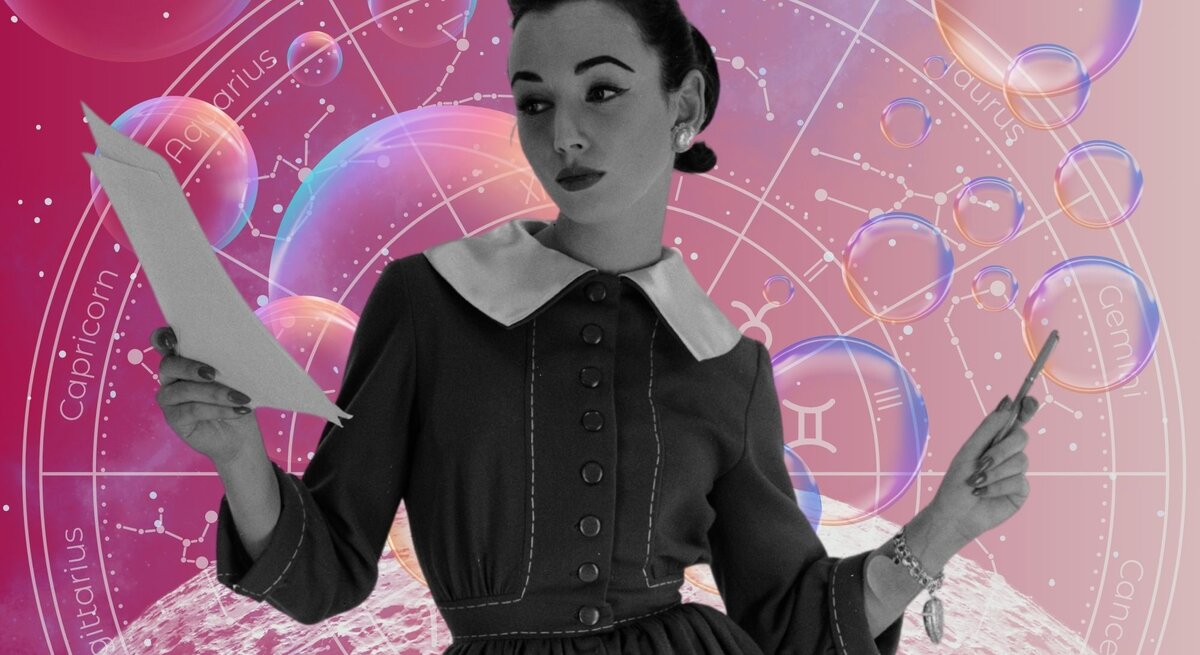 Eine Frau in schwarz-weiß steht vor einem Hintergrund, der das Universum und seine Sterne zeigt und einem Tierkreis mit den Symbolen der 12 Sternzeichen. Neben ihnen sind Seifenblasen zu sehen. Das Bild macht einen mystischen Eindruck.