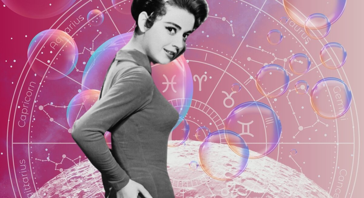 Eine Frau in schwarz-weiß steht vor einem Hintergrund, der das Universum und seine Sterne zeigt und einem Tierkreis mit den Symbolen der 12 Sternzeichen. Neben ihnen sind Seifenblasen zu sehen. Das Bild macht einen mystischen Eindruck.