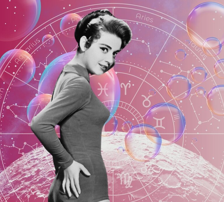Eine Frau in schwarz-weiß steht vor einem Hintergrund, der das Universum und seine Sterne zeigt und einem Tierkreis mit den Symbolen der 12 Sternzeichen. Neben ihnen sind Seifenblasen zu sehen. Das Bild macht einen mystischen Eindruck. | © Getty Images/ Screen Archives , WinWin.artlab, Jaya Adi Prastya Design, kucingpink/ mohamad imron hamsyah und pixabay/ BestStock via Canva.com [M]