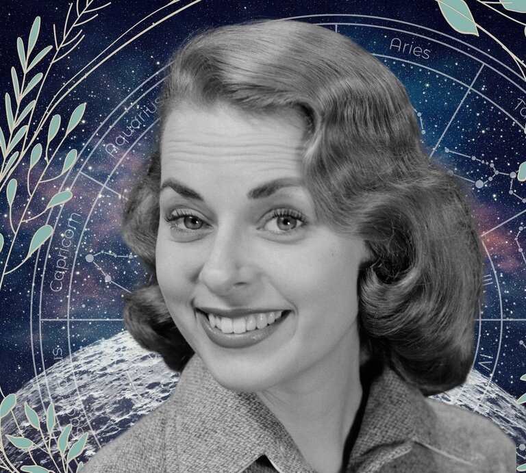 Ein Frau in schwarz-weiß mit einem glücklichen Gesichtsausdruck steht vor einem Hintergrund, der das Universum und seine Sterne zeigt, spazieren. Im Hintergrund ist außerdem ein Tierkreis mit den Symbolen der 12 Sternzeichen, der wiederum umgeben ist von einer Blätterranke. Das Bild macht einen mystischen Eindruck. | © Getty Images/ Harold M. Lambert, WinWin.artlab, kucingpink/ mohamad imron hamsyah, Bali Studio und Photocreo via Canva.com [M]