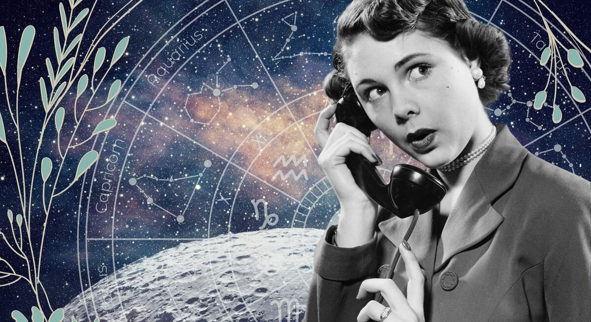 Eine Frau in schwarz-weiß hält einen Telefonhörer ans Ohr. Sie steht vor einem Hintergrund, der das Universum und seine Sterne zeigt. Im Hintergrund ist außerdem ein Tierkreis mit den Symbolen der 12 Sternzeichen, der wiederum umgeben ist von einer Blätterranke. Das Bild macht einen mystischen Eindruck.