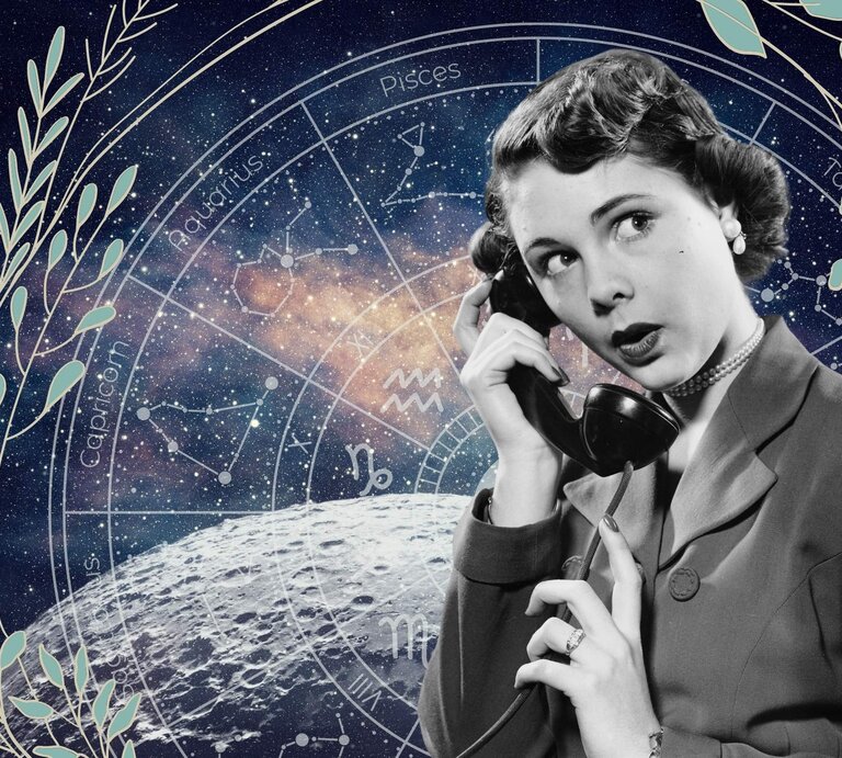 Eine Frau in schwarz-weiß hält einen Telefonhörer ans Ohr. Sie steht vor einem Hintergrund, der das Universum und seine Sterne zeigt. Im Hintergrund ist außerdem ein Tierkreis mit den Symbolen der 12 Sternzeichen, der wiederum umgeben ist von einer Blätterranke. Das Bild macht einen mystischen Eindruck. | © Getty Images/ Harold M. Lambert, WinWin.artlab, kucingpink/ mohamad imron hamsyah, Bali Studio und Photocreo via Canva.com [M]