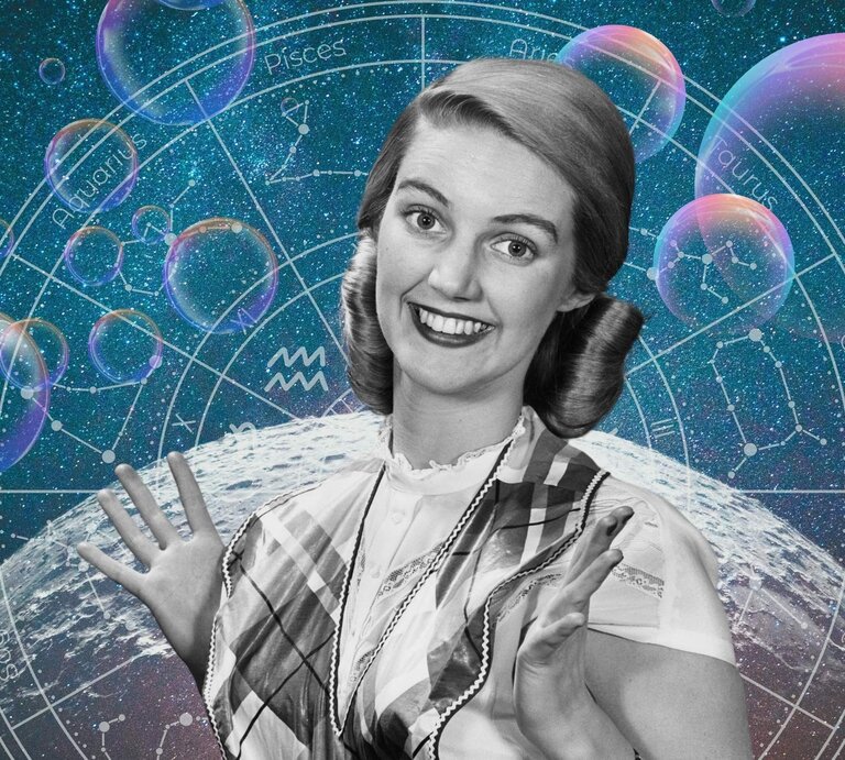 Eine Frau in schwarz-weiß sitzt vor einem Hintergrund, der das Universum und seine Sterne zeigt.  Neben ihr ist ein Tierkreis mit den Symbolen der 12 Sternzeichen zu sehen und Seifenblasen. Das Bild macht einen mystischen Eindruck. | © Getty Images/ Harold M. Lambert, WinWin.artlab, Jaya Adi Prastya Design, kucingpink/ mohamad imron hamsyah und pixabay/ BestStock via Canva.com [M]