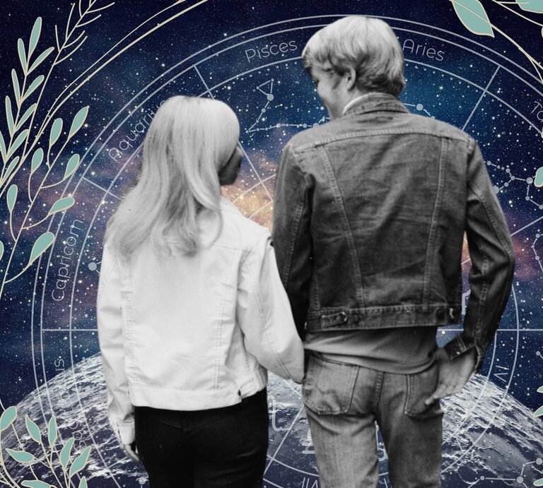 Ein Paar in schwarz-weiß geht vor einem Hintergrund, der das Universum und seine Sterne zeigt, spazieren. Im Hintergrund ist außerdem ein Tierkreis mit den Symbolen der 12 Sternzeichen, der wiederum umgeben ist von einer Blätterranke. Das Bild macht einen mystischen Eindruck. | © Getty Images/ Harold M. Lambert, WinWin.artlab, kucingpink/ mohamad imron hamsyah, Bali Studio und Photocreo via Canva.com [M]