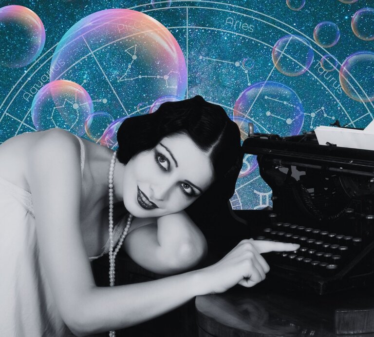 Eine Frau in schwarz-weiß sitzt an einer Schreibmaschine vor einem Hintergrund, der das Universum und seine Sterne zeigt und einem Tierkreis mit den Symbolen der 12 Sternzeichen. Neben ihnen sind Seifenblasen zu sehen. Das Bild macht einen mystischen Eindruck. | © Getty Images/ Harold M. Lambert, WinWin.artlab, Jaya Adi Prastya Design, kucingpink/ mohamad imron hamsyah und pixabay/ BestStock via Canva.com [M]