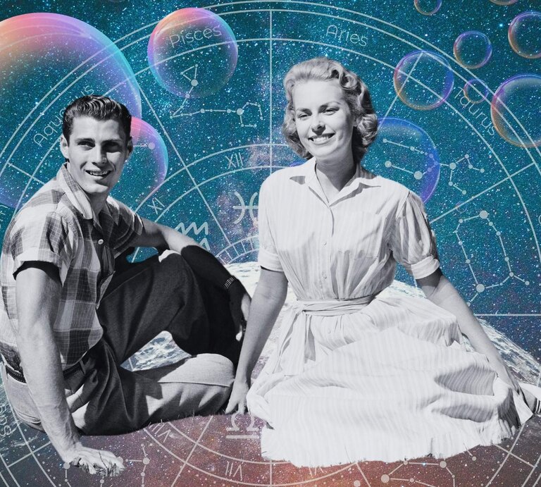 Ein Paar in schwarz-weiß sitzt vor einem Hintergrund, der das Universum und seine Sterne zeigt und einem Tierkreis mit den Symbolen der 12 Sternzeichen. Neben ihnen sind Seifenblasen zu sehen. Das Bild macht einen mystischen Eindruck. | © Getty Images/ Harold M. Lambert, WinWin.artlab, Jaya Adi Prastya Design, kucingpink/ mohamad imron hamsyah und pixabay/ BestStock via Canva.com [M]