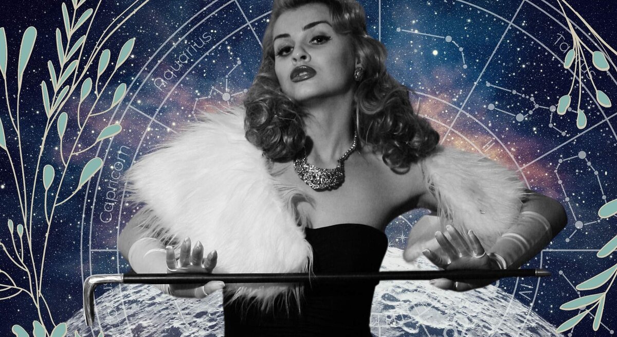 Eine Frau in schwarz-weiß hat einen Pelz um die Schultern und hält mit beiden Händen einen Gehstock vor dem Oberkörper. Sie steht vor einem Hintergrund, der das Universum und seine Sterne zeigt. Im Hintergrund ist außerdem ein Tierkreis mit den Symbolen der 12 Sternzeichen, der wiederum umgeben ist von einer Blätterranke. Das Bild macht einen mystischen Eindruck.