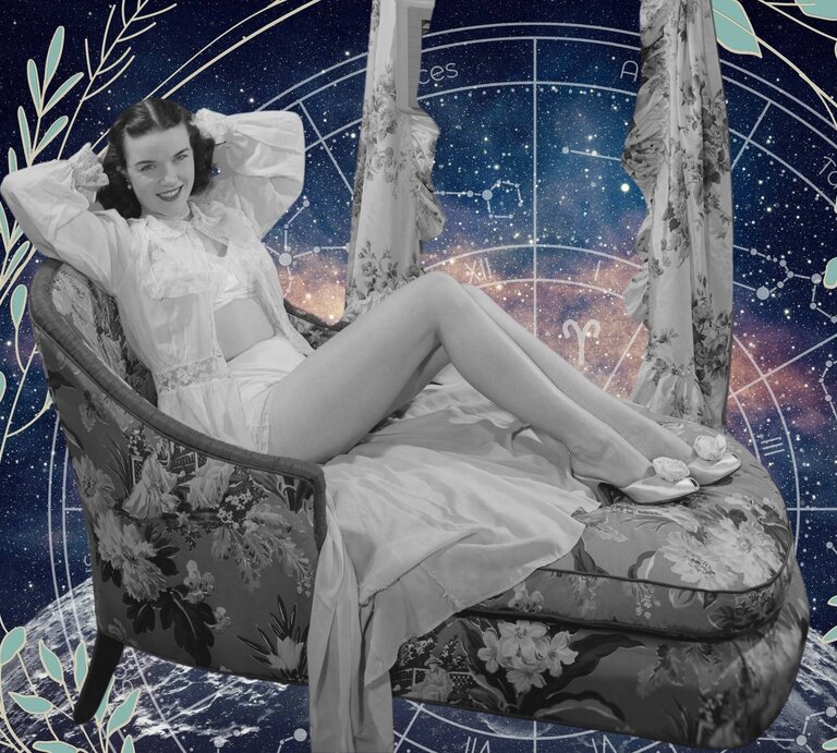 Eine Frau in schwarz-weiß liegt auf einer Chaiselongue vor einem Hintergrund, der das Universum und seine Sterne zeigt. Im Hintergrund ist außerdem ein Tierkreis mit den Symbolen der 12 Sternzeichen, der wiederum umgeben ist von einer Blätterranke. Das Bild macht einen mystischen Eindruck. | © Getty Images/ Harold M. Lambert, WinWin.artlab, kucingpink/ mohamad imron hamsyah, Bali Studio und Photocreo via Canva.com [M]