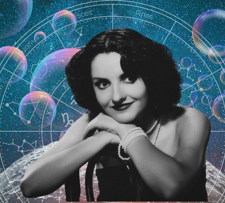 Eine Frau in schwarz-weiß sitzt vor einem Hintergrund, der das Universum und seine Sterne zeigt.  Neben ihr ist ein Tierkreis mit den Symbolen der 12 Sternzeichen zu sehen und Seifenblasen. Das Bild macht einen mystischen Eindruck. | © Getty Images/ RetroAtelier, WinWin.artlab, Jaya Adi Prastya Design, kucingpink/ mohamad imron hamsyah und pixabay/ BestStock via Canva.com [M]