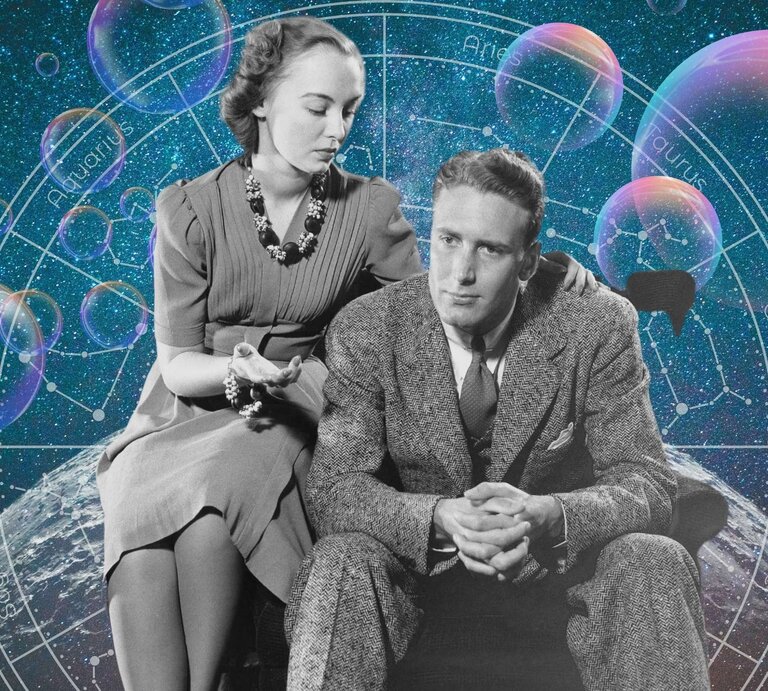 Ein Paar in schwarz-weiß sitzt vor einem Hintergrund, der das Universum und seine Sterne zeigt und einem Tierkreis mit den Symbolen der 12 Sternzeichen. Neben ihnen sind Seifenblasen zu sehen. Das Bild macht einen mystischen Eindruck. | © Getty Images/ Harold M. Lambert, WinWin.artlab, Jaya Adi Prastya Design, kucingpink/ mohamad imron hamsyah und pixabay/ BestStock via Canva.com [M]