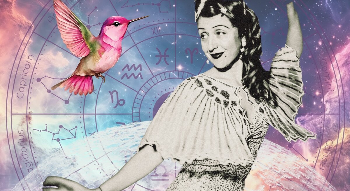 Fröhliche Frau im Vintage-Stil (schwarz-weiß) mit aufwendiger Frisur und gemustertem Kleid tanzt mit erhobenen Armen. Im Hintergrund ein farbenprächtiges Universum mit Sternennebeln, Planeten und einem astrologischen Tierkreis mit Zeichen wie Schütze, Steinbock und Wassermann. Ein leuchtend pink-grüner Kolibri schwebt links im Bild und unterstreicht die heitere, verspielte Stimmung – Symbol für Glück, Leichtigkeit und magische Momente.
