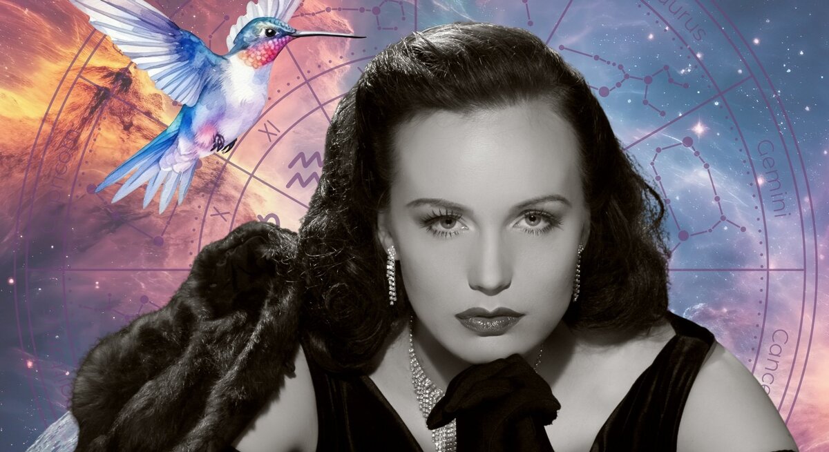 Porträt einer eleganten Frau im Vintage-Stil (schwarz-weiß), die mit ernstem, geheimnisvollem Blick direkt in die Kamera schaut. Sie trägt glamourösen Schmuck, ein Samtkleid und lange Handschuhe, umhüllt von einem Pelz. Im Hintergrund leuchtet ein kosmisches Szenario mit Sternennebeln, Planeten und einem astrologischen Tierkreis mit Sternzeichen wie Zwillinge, Krebs und Stier. Ein pastellfarbener Kolibri mit ausgebreiteten Flügeln schwebt links im Bild – Symbol für Leichtigkeit, Transformation und spirituelle Botschaft.