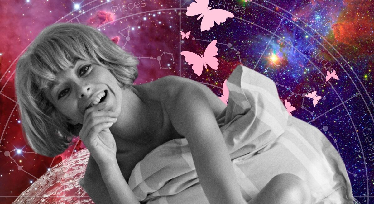 Collage mit einer lachenden Frau im Schwarz-Weiß-Stil, eingehüllt in eine Decke, vor einem farbenprächtigen Weltraum-Hintergrund mit Sternbildern und astrologischen Zeichen. Um sie herum fliegen zahlreiche rosa Schmetterlinge, die eine verträumte und verspielte Stimmung erzeugen.