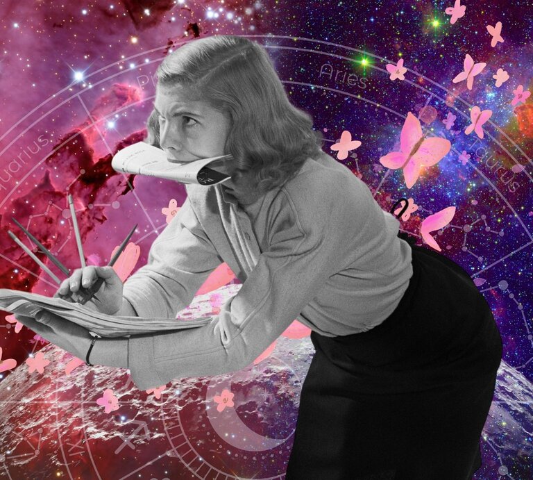 Collage mit einer konzentrierten Frau im Schwarz-Weiß-Stil, die mit einem Stift in der Hand in ein Notizbuch schreibt, während sie eine Zeitung im Mund hält. Im Hintergrund ein leuchtender Weltraum mit Sternzeichen und astrologischen Symbolen. Zahlreiche rosa Schmetterlinge und schwebende Stifte erzeugen eine kreative, leicht chaotische Atmosphäre. | © Getty Images/ Genevieve Naylor, WinWin.artlab, kucingpink/ mohamad imron hamsyah und DoFloro via Canva.com [M]