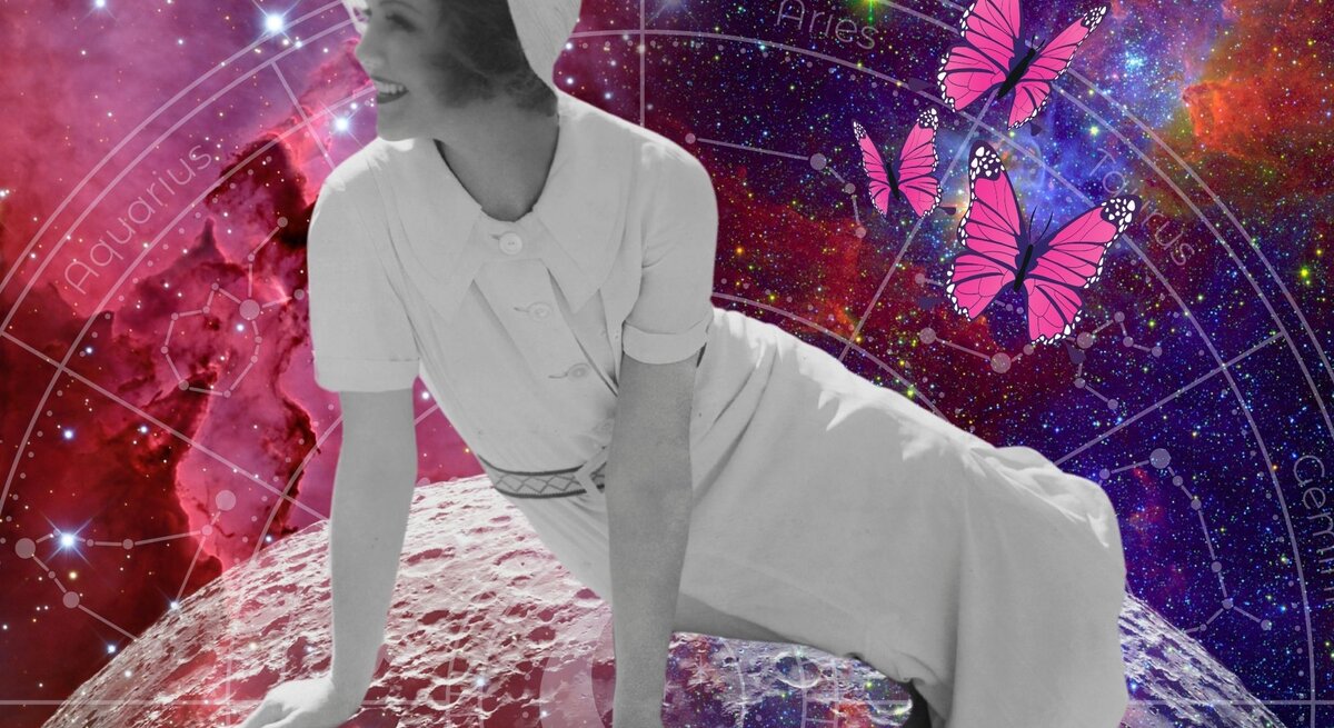 Collage mit einer fröhlich lächelnden Frau im Vintage-Stil in Schwarz-Weiß, die scheinbar auf einem Mond oder Planeten sitzt. Im Hintergrund ein bunter, kosmischer Raum mit Sternbildern und astrologischen Zeichen, ergänzt durch drei pinke Schmetterlinge, die durch das Bild fliegen.