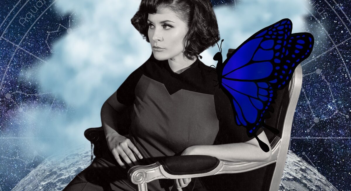 Eine stilvoll gekleidete Frau mit einem eleganten Retro-Look sitzt in einem antiken Sessel und blickt nachdenklich zur Seite. Ihr Bild ist in Schwarz-Weiß gehalten, während der Hintergrund ein kosmisches Sternenbild mit astrologischen Symbolen zeigt. Ein großer, leuchtend blauer Schmetterling sitzt auf ihrer Schulter. Die Szene wirkt mystisch und symbolisiert möglicherweise Transformation, innere Reflexion oder einen bedeutenden Wandel.