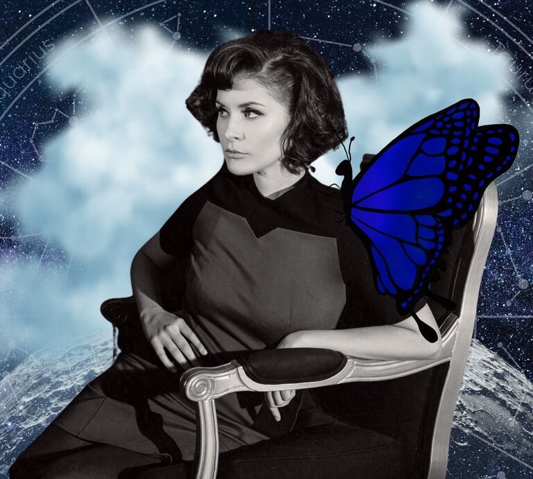 Eine stilvoll gekleidete Frau mit einem eleganten Retro-Look sitzt in einem antiken Sessel und blickt nachdenklich zur Seite. Ihr Bild ist in Schwarz-Weiß gehalten, während der Hintergrund ein kosmisches Sternenbild mit astrologischen Symbolen zeigt. Ein großer, leuchtend blauer Schmetterling sitzt auf ihrer Schulter. Die Szene wirkt mystisch und symbolisiert möglicherweise Transformation, innere Reflexion oder einen bedeutenden Wandel. | © Adobe Stock/ fotohelen, @shuni_art, Vik_Y, WinWin.artlab, kucingpink/ mohamad imron hamsyah und Pexels/ Felix Mittermeier via Canva.com [M]
