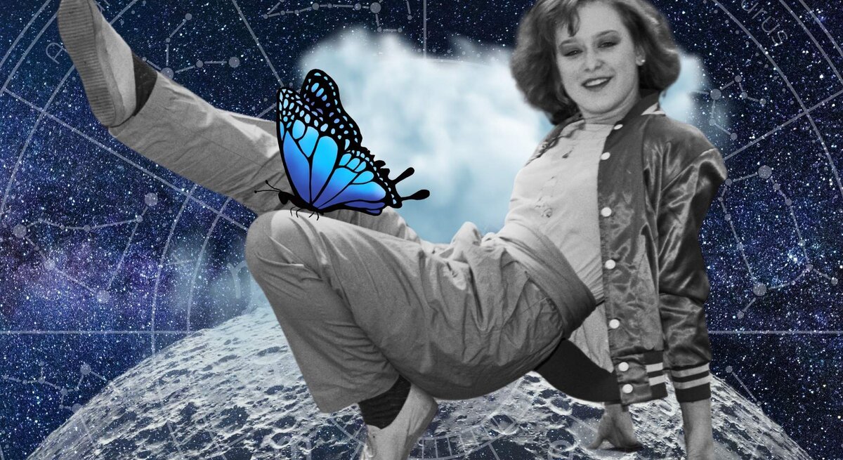 Eine junge Frau in Retro-Kleidung macht eine akrobatische Bewegung und lächelt dabei. Ihr Bild ist in Schwarz-Weiß gehalten, während der Hintergrund eine kosmische Szene mit Sternbildern und astrologischen Symbolen zeigt. Ein großer, leuchtend blauer Schmetterling sitzt auf ihrer Hose. Die gesamte Komposition wirkt surreal und symbolträchtig, als würde sie Leichtigkeit und Transformation im Universum darstellen.