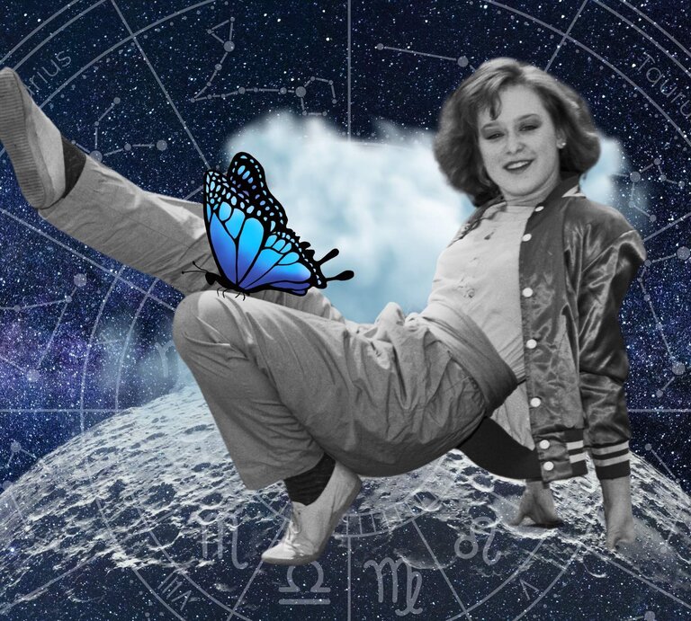 Eine junge Frau in Retro-Kleidung macht eine akrobatische Bewegung und lächelt dabei. Ihr Bild ist in Schwarz-Weiß gehalten, während der Hintergrund eine kosmische Szene mit Sternbildern und astrologischen Symbolen zeigt. Ein großer, leuchtend blauer Schmetterling sitzt auf ihrer Hose. Die gesamte Komposition wirkt surreal und symbolträchtig, als würde sie Leichtigkeit und Transformation im Universum darstellen. | © Getty Images/ Michael Ochs Archives, @shuni_art, Vik_Y, WinWin.artlab, kucingpink/ mohamad imron hamsyah und Pexels/ Felix Mittermeier