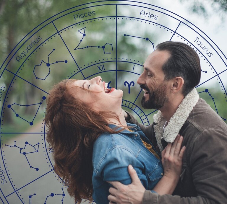 Ein lachendes Paar genießt einen romantischen Moment im Freien. Die Frau mit roten Haaren lehnt sich zurück, während der Mann sie sanft hält und beide sich strahlend ansehen. Im Hintergrund überlagert eine astrologische Tierkreisgrafik mit Sternzeichen und Konstellationen das Bild. Die Szene vermittelt Leichtigkeit, Spaß und eine verspielte, flirtende Energie, passend zum Thema Liebeshoroskop oder Flirtastrologie. | © Adobe Stock/ Yakobchuk Olena und WinWin.artlab via Canva.com [M]