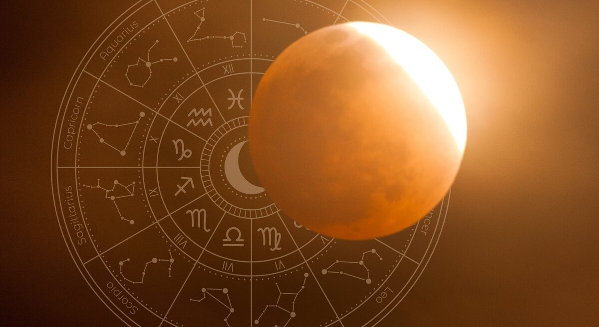 Eine Fotomontage zeigt eine Mondfinsternis, bei der der Mond teilweise vom Schatten der Erde bedeckt ist und in einem rötlichen Licht erscheint. Im Hintergrund ist ein astrologisches Rad mit den zwölf Tierkreiszeichen und ihren Sternbildern zu sehen. Die Komposition verbindet das astronomische Phänomen mit der symbolischen Bedeutung in der Astrologie. Die Farbstimmung ist warm mit goldenen und bräunlichen Tönen.