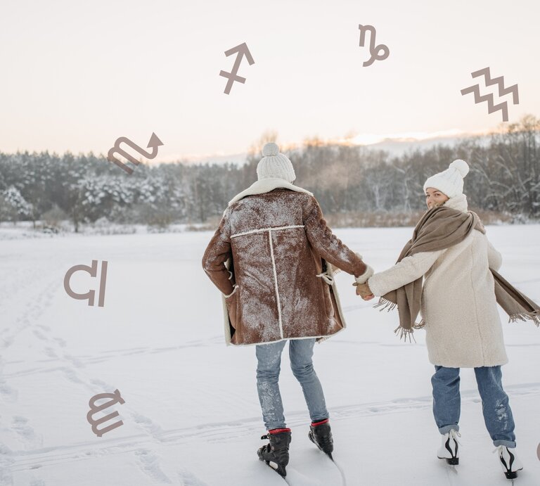 Ein verliebtes Paar hält sich an den Händen und läuft gemeinsam auf einem zugefrorenen See Schlittschuh. Beide tragen warme Winterkleidung – die Frau eine helle Jacke, eine Mütze und einen Schal, der Mann eine braune Lammfelljacke und eine Mütze. Der Schnee bedeckt ihre Kleidung, und ihre Spuren sind auf der eisigen Oberfläche sichtbar. Die Frau dreht sich mit einem glücklichen Lächeln zum Mann um. Der Hintergrund zeigt eine verschneite Winterlandschaft mit Bäumen und einem sanften Sonnenuntergang. Um das Paar schweben verschiedene astrologische Symbole, darunter für Schütze, Skorpion, Steinbock und Wassermann, was dem Bild eine mystische Note verleiht. | © Pexels/ Pavel Danilyuk und Chikovnaya via Canva.com [M]