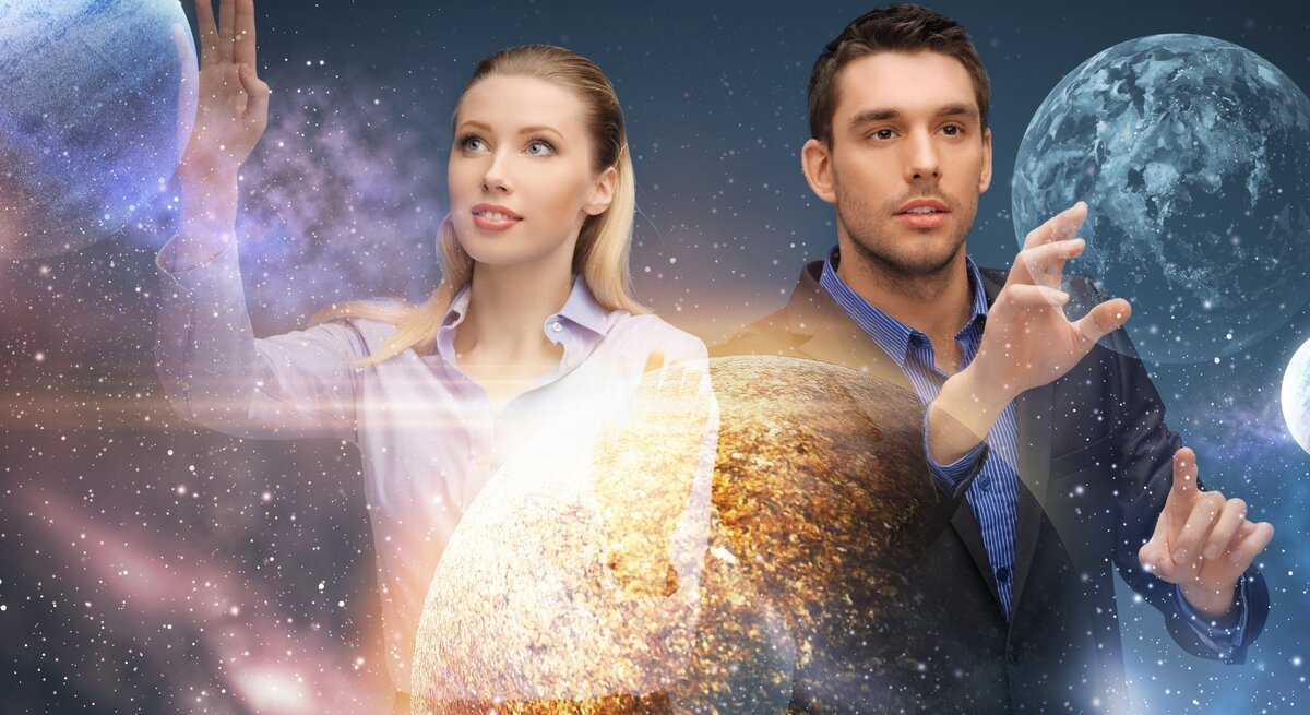 Eine Frau und ein Mann stehen vor einem kosmischen Hintergrund mit Planeten und Sternennebeln. Sie tragen Business-Kleidung und strecken ihre Hände nach den Planeten aus, als würden sie mit ihnen interagieren. Das Bild hat eine futuristische, fast holographische Anmutung, mit leuchtenden Lichteffekten, die ihre Bewegungen betonen.