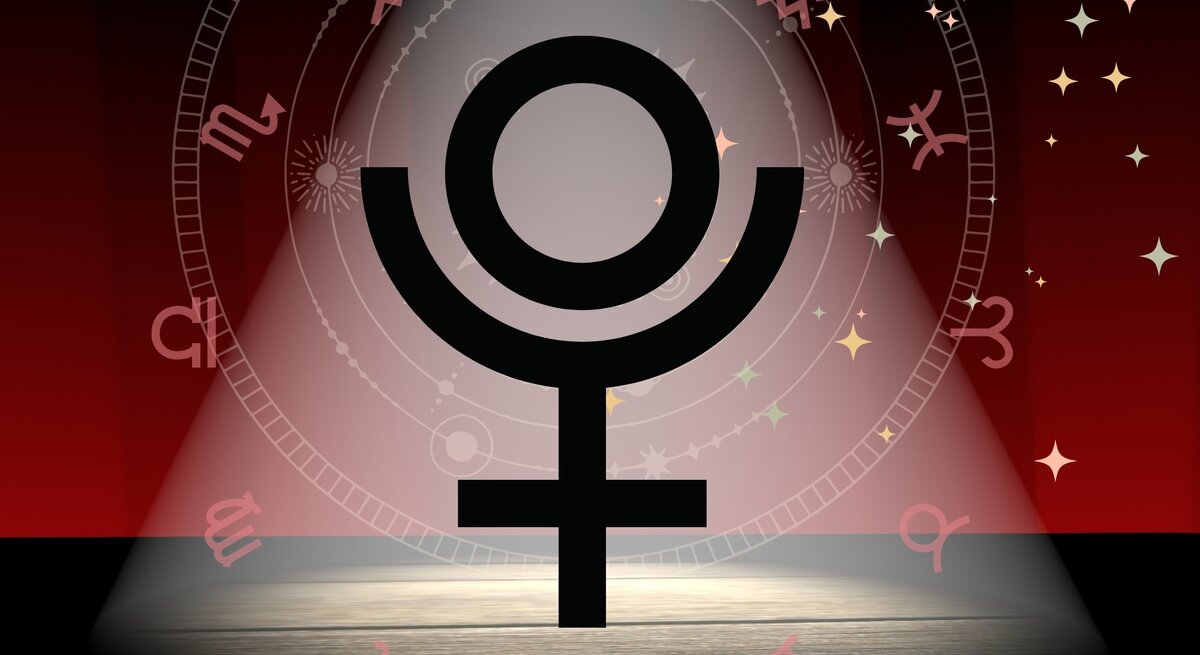 Ein großes, schwarzes Pluto-Symbol steht im Mittelpunkt einer Bühne, die von einem Spotlicht beleuchtet wird. Im Hintergrund sind astrologische Sternzeichen in einem Kreis angeordnet, umgeben von funkelnden Sternen auf einem rot-schwarzen Farbverlauf. Die Szene vermittelt eine mystische und geheimnisvolle Atmosphäre mit astrologischem Bezug.