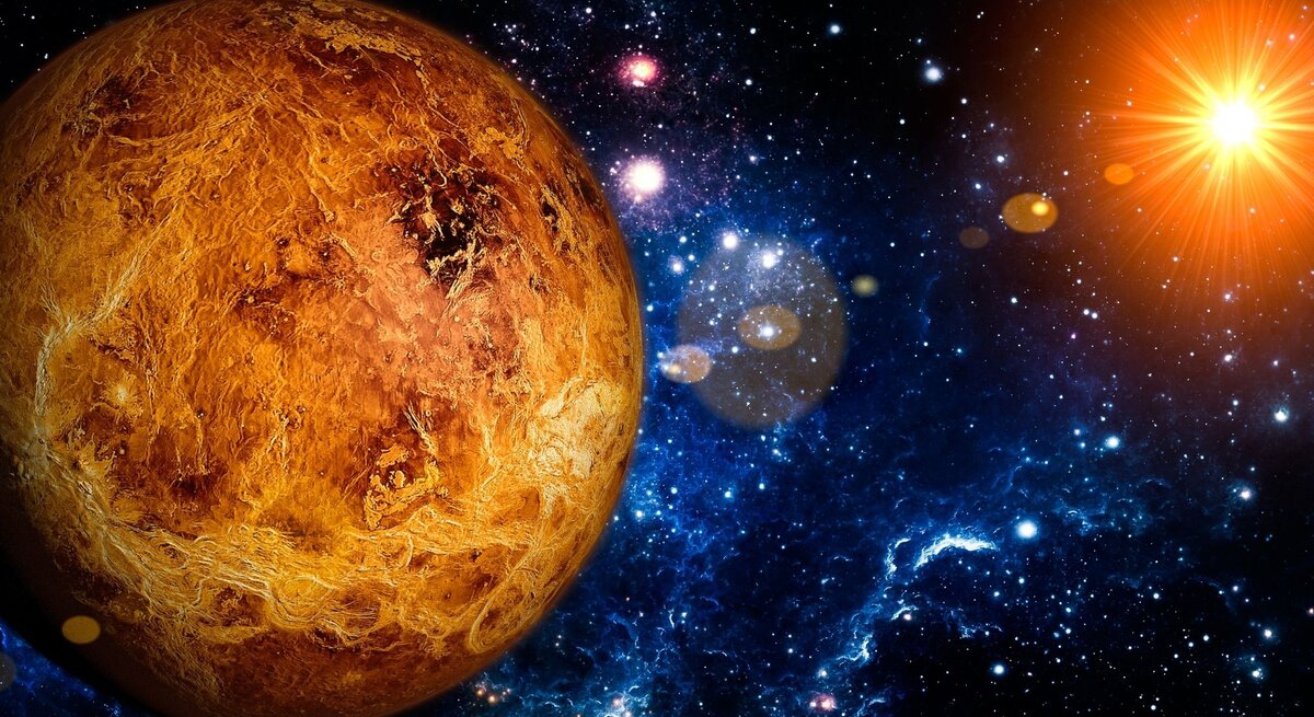 Eine künstlerische Darstellung des Planeten Venus im Weltraum. Die Oberfläche des Planeten erscheint rötlich-golden mit markanten Strukturen und Kratern. Im Hintergrund leuchtet eine strahlende Sonne, die warme Lichtreflexe erzeugt, während das Universum mit blauen und violetten Nebeln sowie zahlreichen funkelnden Sternen erstrahlt.