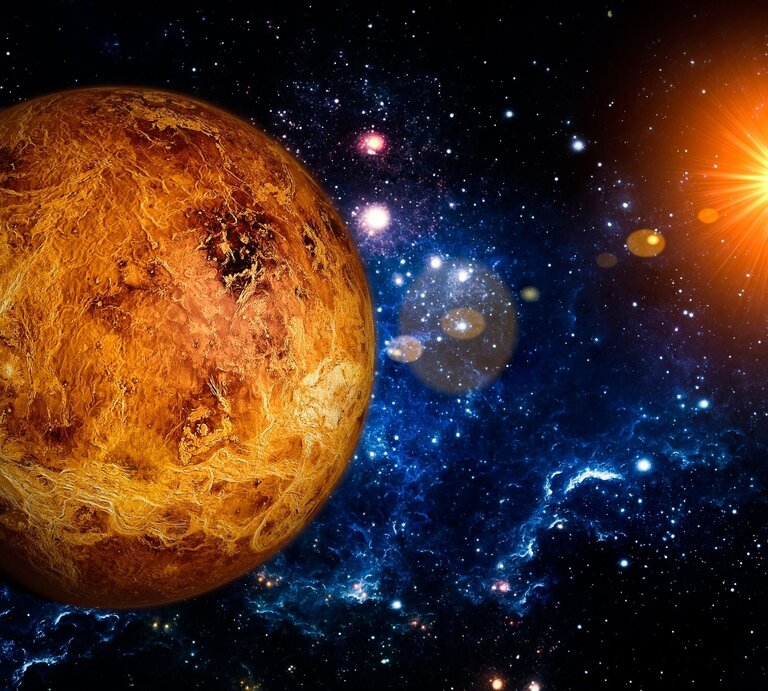Eine künstlerische Darstellung des Planeten Venus im Weltraum. Die Oberfläche des Planeten erscheint rötlich-golden mit markanten Strukturen und Kratern. Im Hintergrund leuchtet eine strahlende Sonne, die warme Lichtreflexe erzeugt, während das Universum mit blauen und violetten Nebeln sowie zahlreichen funkelnden Sternen erstrahlt. | © Getty Images/ Mode-list via Canva.com