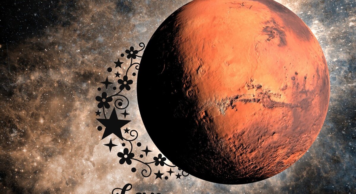 ine beeindruckende Weltraumdarstellung mit einem großen, rot-orangefarbenen Planeten im Vordergrund, der an den Mars erinnert. Der Hintergrund zeigt eine weitläufige Galaxie mit funkelnden Sternen und Nebeln in warmen Brauntönen. Links unten ist das Wort „Cancer“ in eleganter Schrift zu sehen, begleitet von einem kunstvollen schwarzen Design aus Sternen, Blumen und geschwungenen Linien. Die Kombination aus Planeten und astrologischem Symbol verweist auf eine Verbindung zwischen dem Sternzeichen Krebs und der kosmischen Energie.