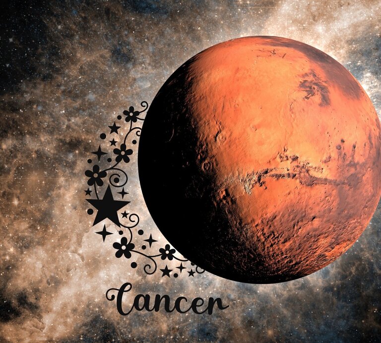 ine beeindruckende Weltraumdarstellung mit einem großen, rot-orangefarbenen Planeten im Vordergrund, der an den Mars erinnert. Der Hintergrund zeigt eine weitläufige Galaxie mit funkelnden Sternen und Nebeln in warmen Brauntönen. Links unten ist das Wort „Cancer“ in eleganter Schrift zu sehen, begleitet von einem kunstvollen schwarzen Design aus Sternen, Blumen und geschwungenen Linien. Die Kombination aus Planeten und astrologischem Symbol verweist auf eine Verbindung zwischen dem Sternzeichen Krebs und der kosmischen Energie. | © Getty Images Signature/ cokada und ToriDesign via Canva.com [M]